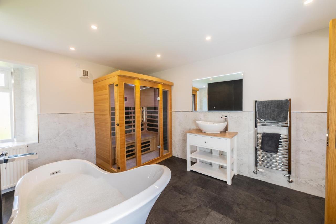 Nether Newton - Sleeps 12, Hottub, Sauna, Private Garden Newmilns Екстериор снимка
